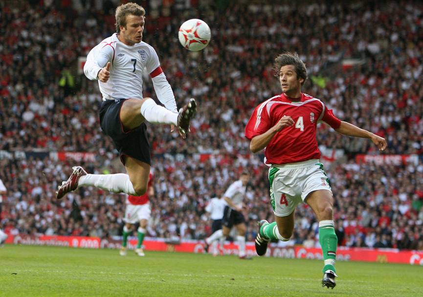 30 maggio 2006: David Beckham e Peter Halmosi nell&#39;amichevole Inghilterra - Ungheria (Reuters)